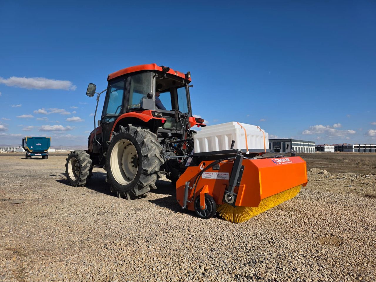 SAYGINLAR TRACTOR REAR MOUNTED ROAD SWEEPER - Sapu untuk Penyapu jalan: gambar 4 SAYGINLAR TRACTOR REAR MOUNTED ROAD SWEEPER - Sapu untuk Penyapu jalan: gambar 4