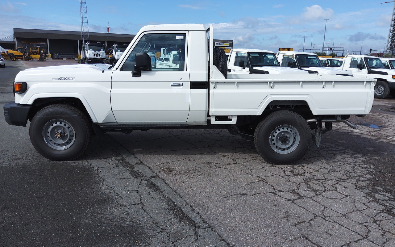 Toyota Land cruiser 79 hzj 79 single cab 4.2L Diesel Manual FACELIFT DIFF LOCK+FREEWHEEL HUB - Truk pikap: gambar 5 Toyota Land cruiser 79 hzj 79 single cab 4.2L Diesel Manual FACELIFT DIFF LOCK+FREEWHEEL HUB - Truk pikap: gambar 5