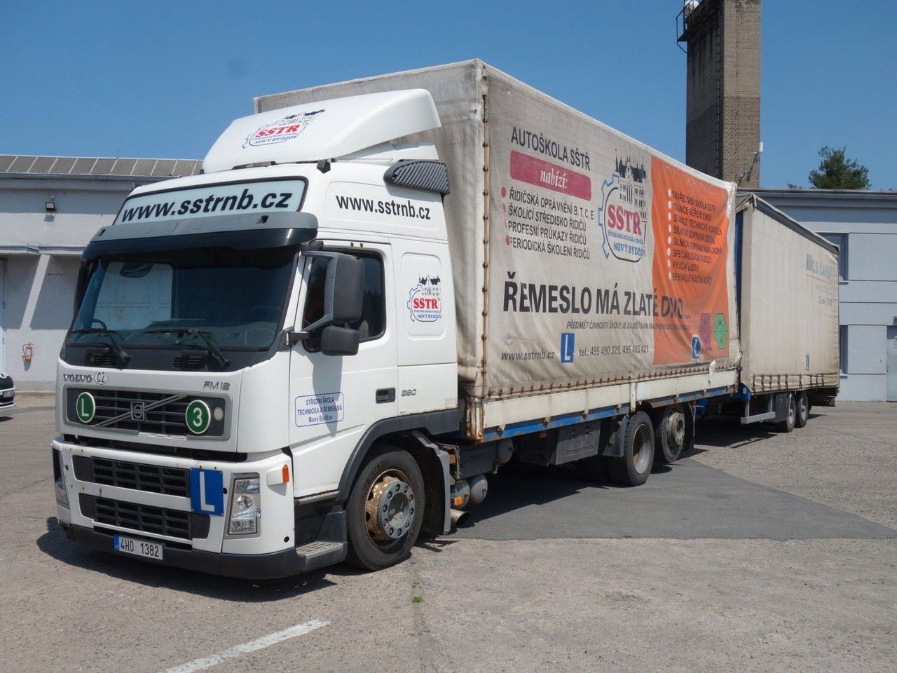 Volvo FM 380 6x2 + Panav Anhänger - Truk dengan terpal samping: gambar 1 Volvo FM 380 6x2 + Panav Anhänger - Truk dengan terpal samping: gambar 1