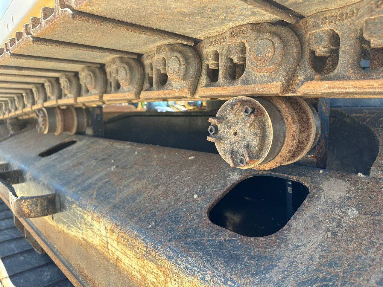 Ekskavator perayap CAT 323: gambar 31