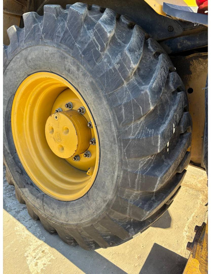 Backhoe loader CAT 432F2: gambar 8