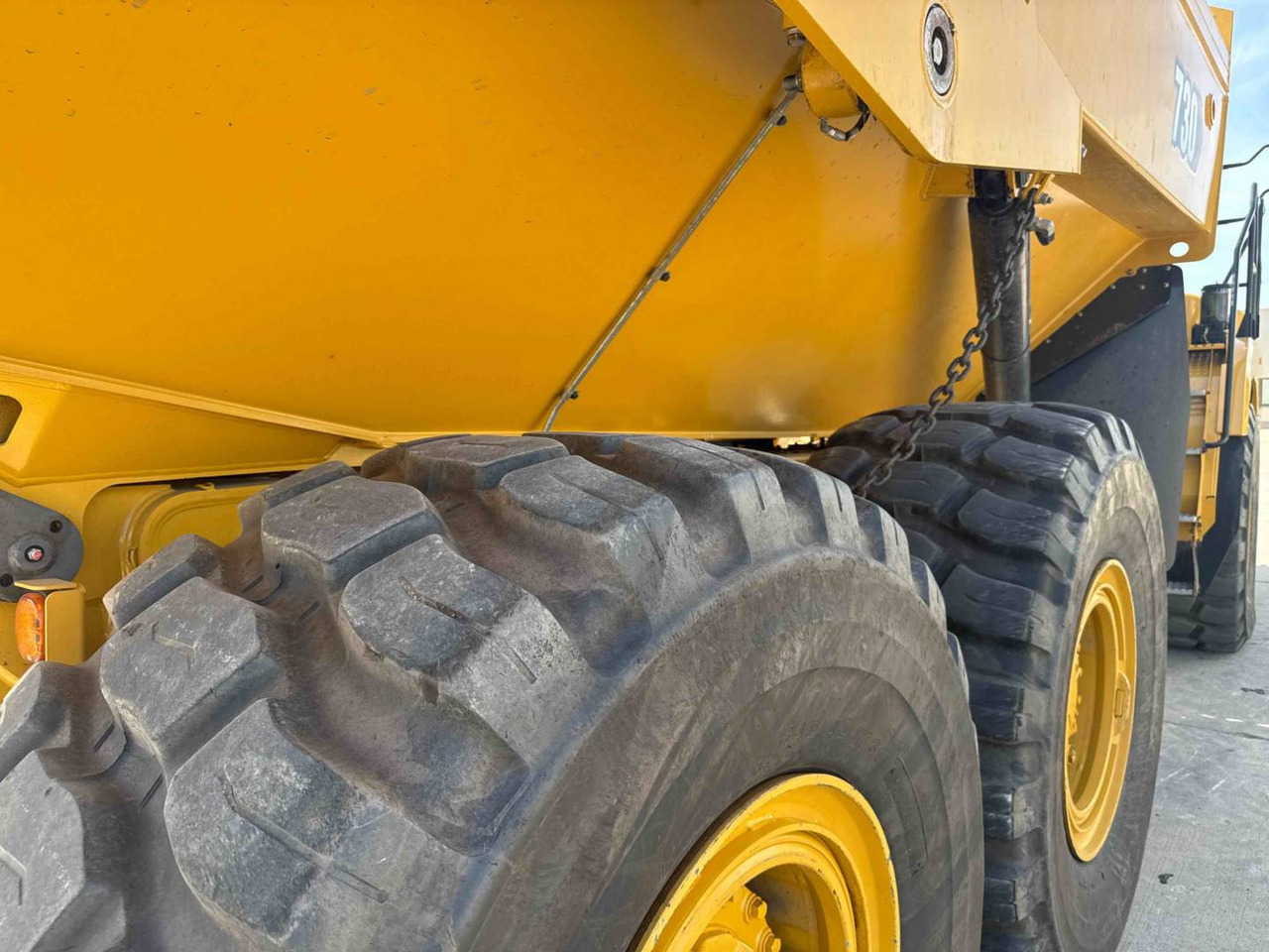 Tempat sampah artikulasi CAT 730: gambar 17