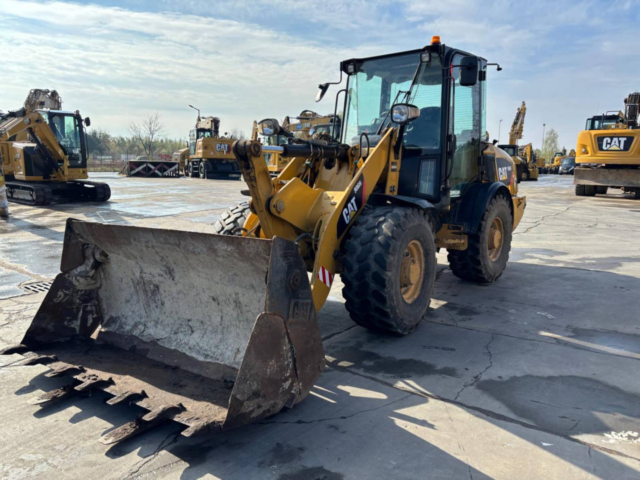 CAT 906H2 - Wheel loader: gambar 1 CAT 906H2 - Wheel loader: gambar 1