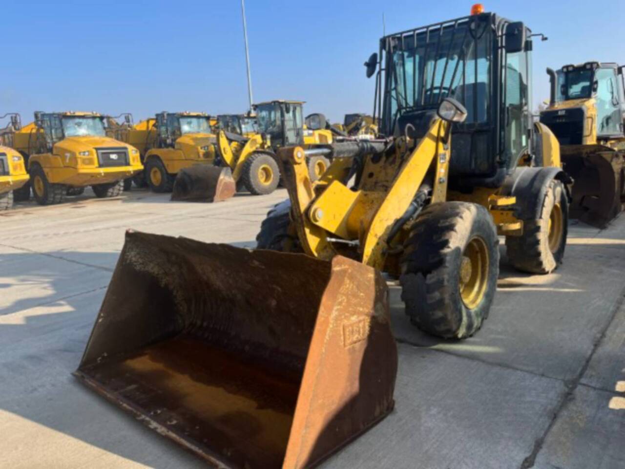 CAT 908M - Wheel loader: gambar 1 CAT 908M - Wheel loader: gambar 1