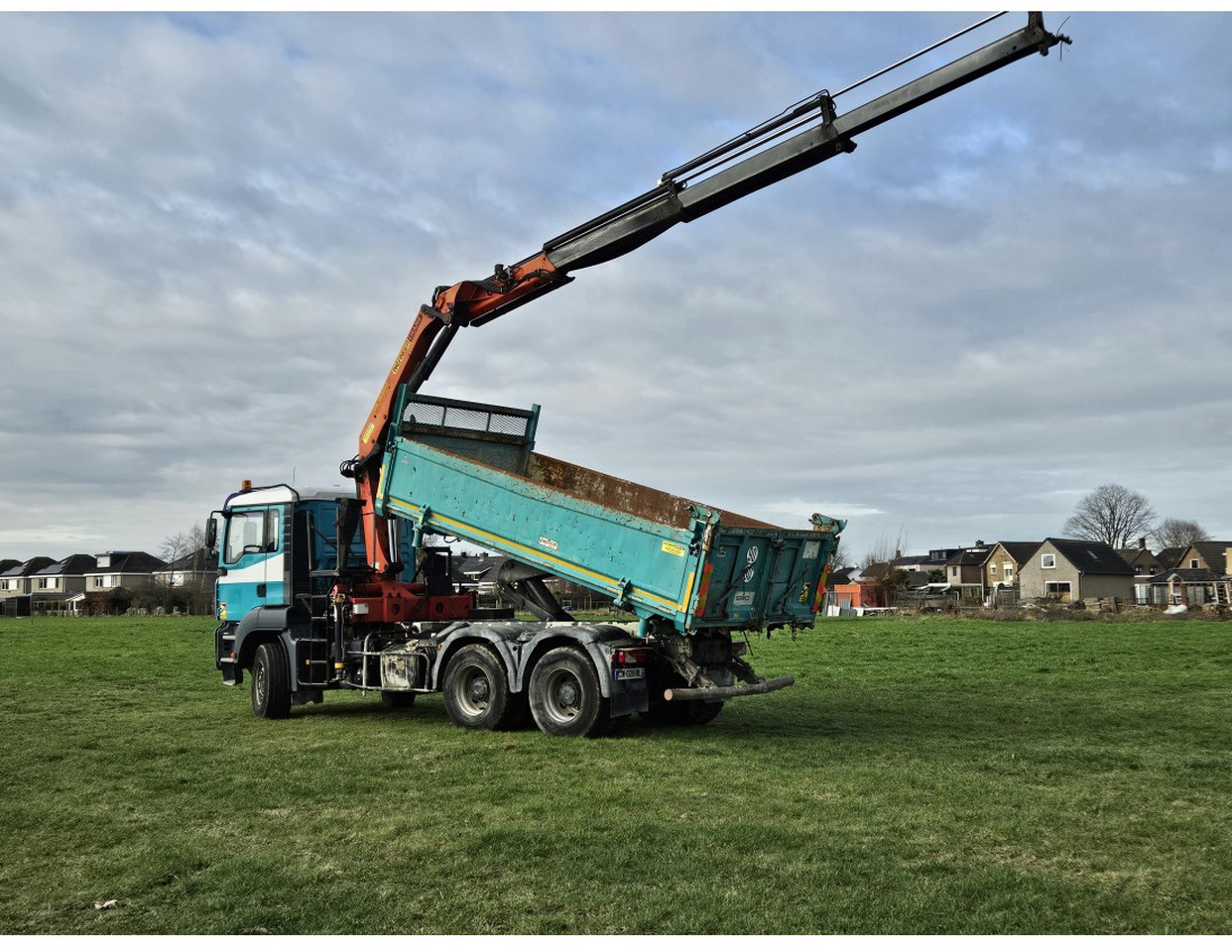 MAN TGA 33.360 TIPPER 3 SIDE CRANE PALFINGER 16502 *REMOTE CONTROL - Truk jungkit: gambar 4 MAN TGA 33.360 TIPPER 3 SIDE CRANE PALFINGER 16502 *REMOTE CONTROL - Truk jungkit: gambar 4