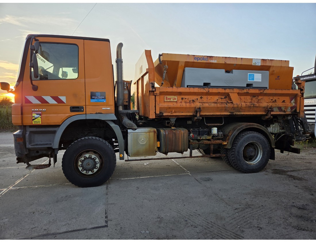 MERCEDES ACTROS 1836 4X4 TIPPER possible to buy with salt spreader - Truk jungkit: gambar 3 MERCEDES ACTROS 1836 4X4 TIPPER possible to buy with salt spreader - Truk jungkit: gambar 3