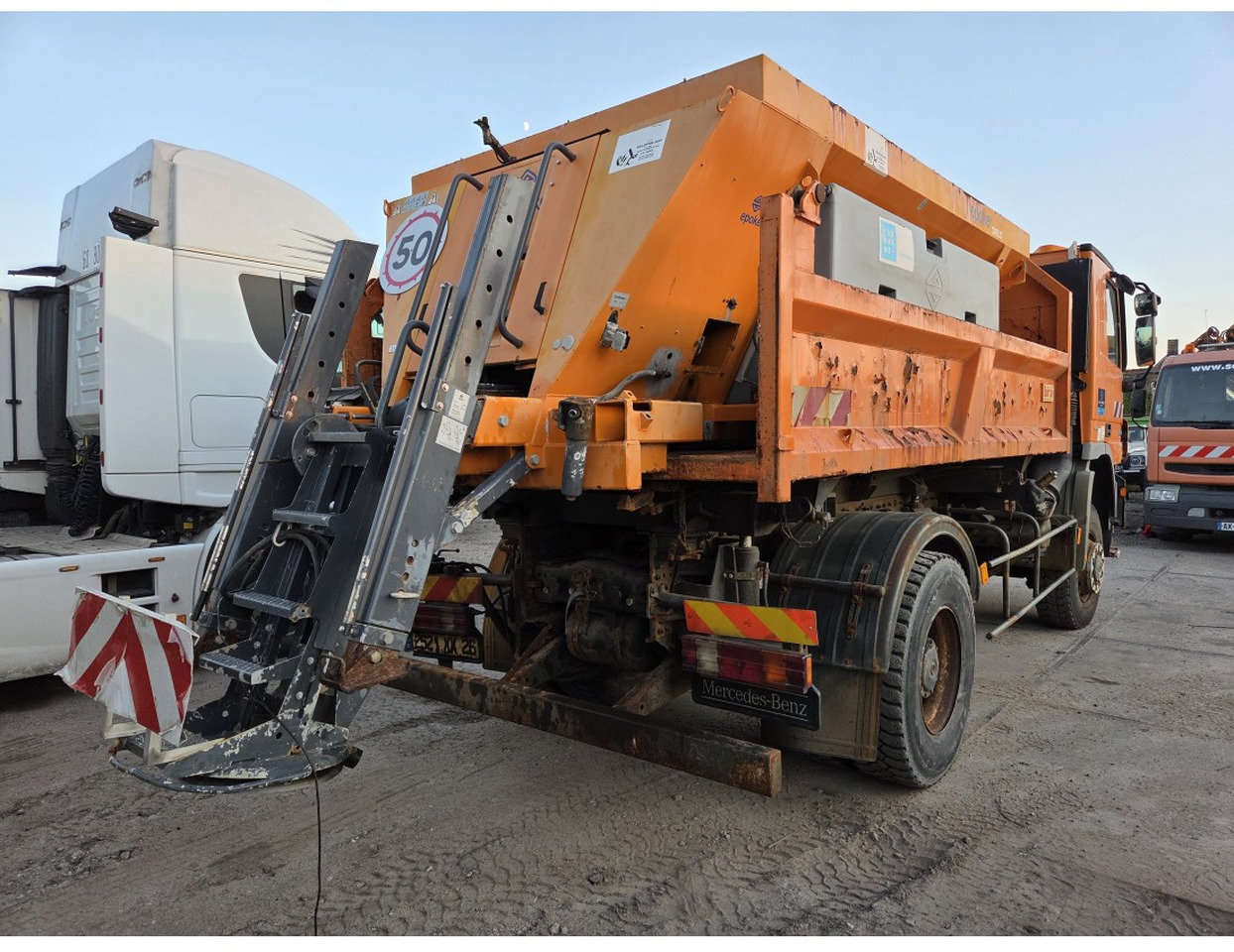 MERCEDES ACTROS 1836 4X4 TIPPER possible to buy with salt spreader - Truk jungkit: gambar 2 MERCEDES ACTROS 1836 4X4 TIPPER possible to buy with salt spreader - Truk jungkit: gambar 2