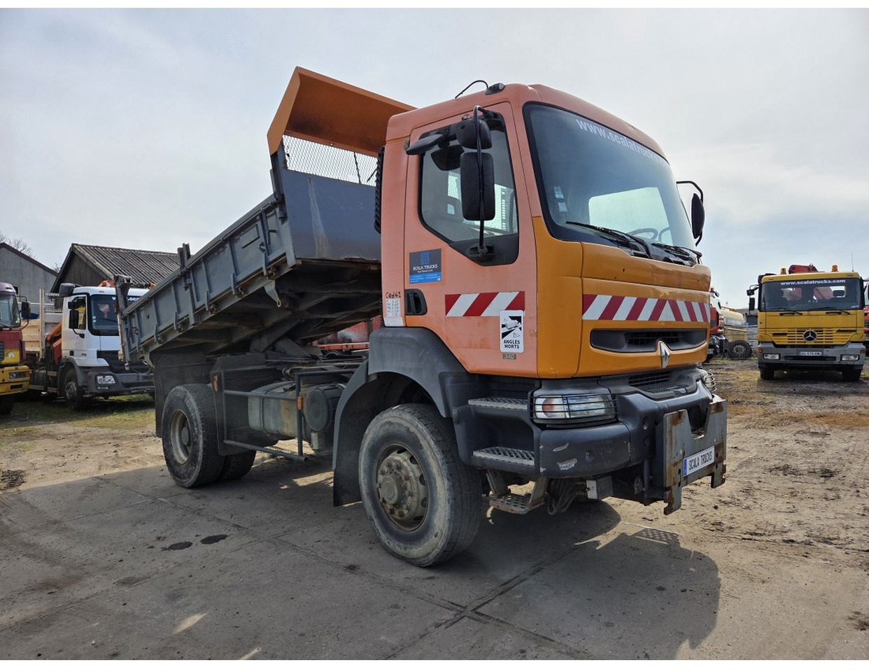 Renault Kerax 340 4x4 Tipper Manual Gearbox Mechanical pump Pompe Mecanique - Truk jungkit: gambar 4 Renault Kerax 340 4x4 Tipper Manual Gearbox Mechanical pump Pompe Mecanique - Truk jungkit: gambar 4