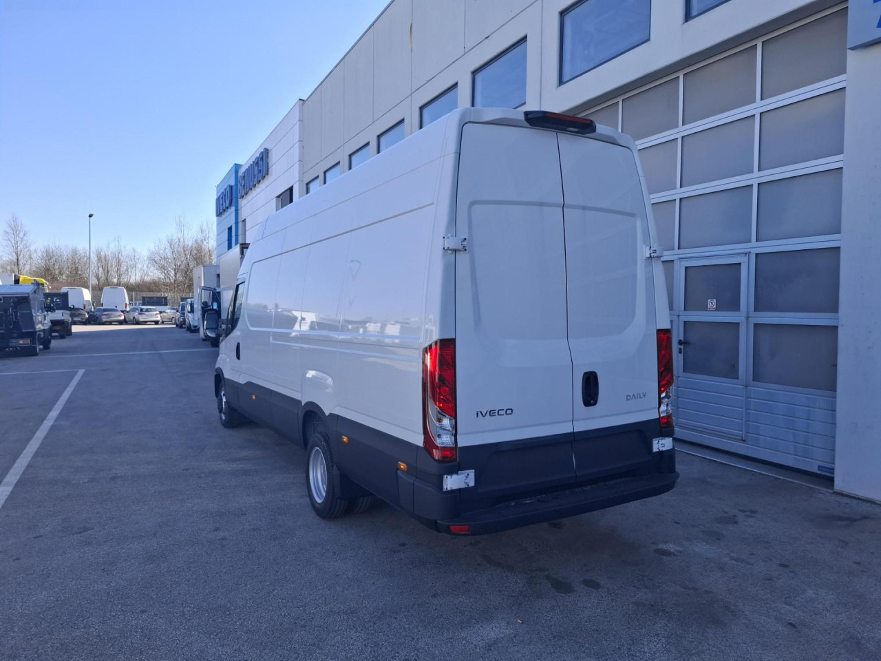 IVECO Daily 35C18H V - Van penumpang: gambar 3 IVECO Daily 35C18H V - Van penumpang: gambar 3