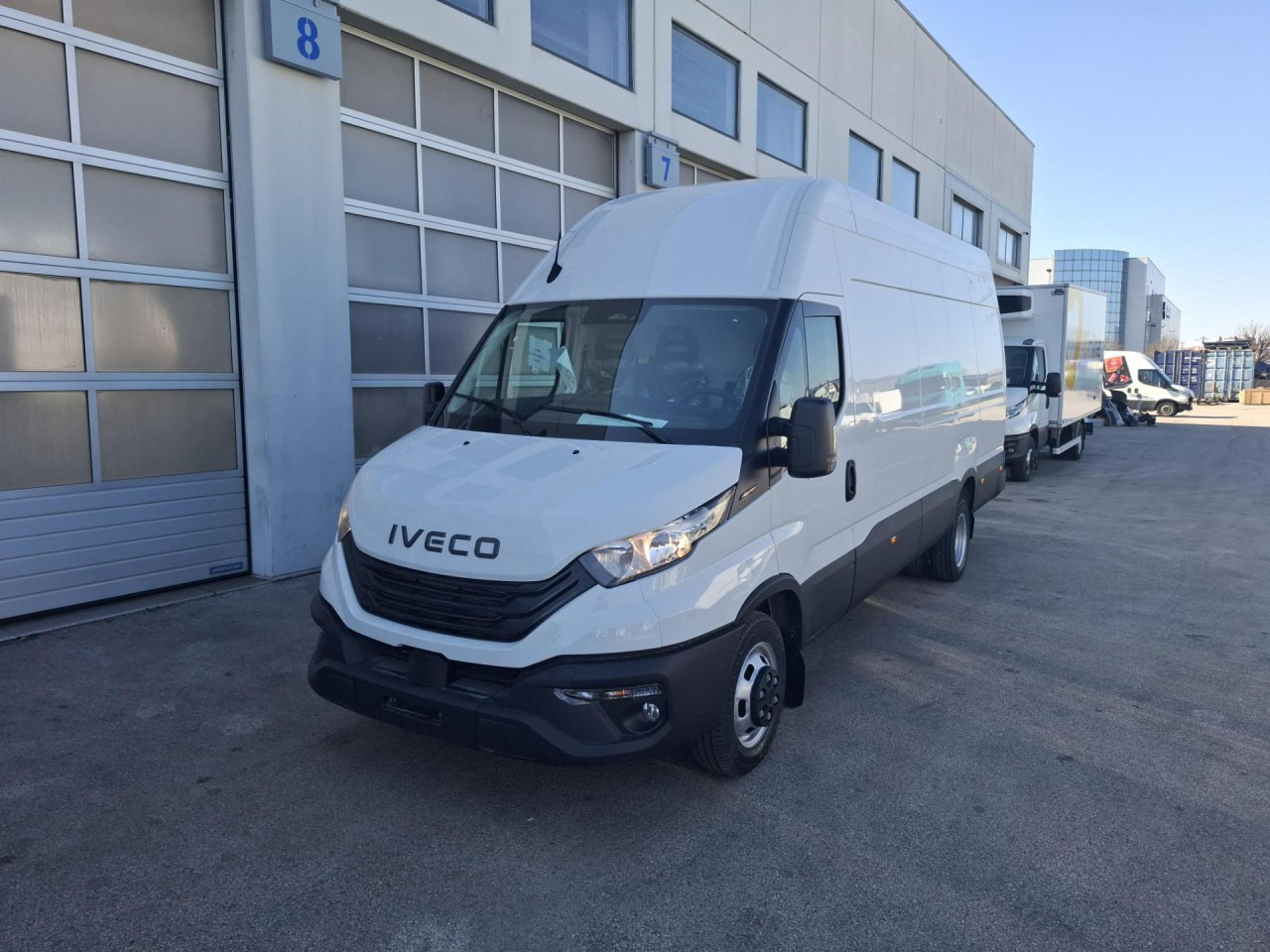 IVECO Daily 35C18H V - Van penumpang: gambar 1 IVECO Daily 35C18H V - Van penumpang: gambar 1
