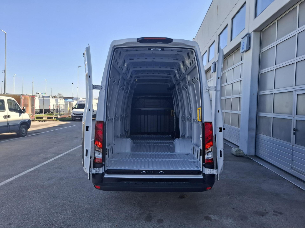 IVECO Daily 35C18H V - Van penumpang: gambar 5 IVECO Daily 35C18H V - Van penumpang: gambar 5