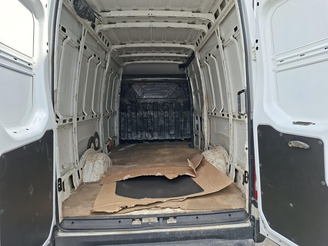 IVECO Daily 35S13V - Van penumpang: gambar 5 IVECO Daily 35S13V - Van penumpang: gambar 5