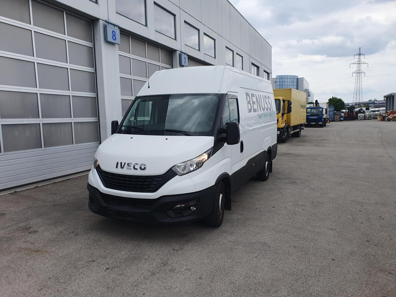IVECO Daily 35S14V - Van penumpang: gambar 1 IVECO Daily 35S14V - Van penumpang: gambar 1