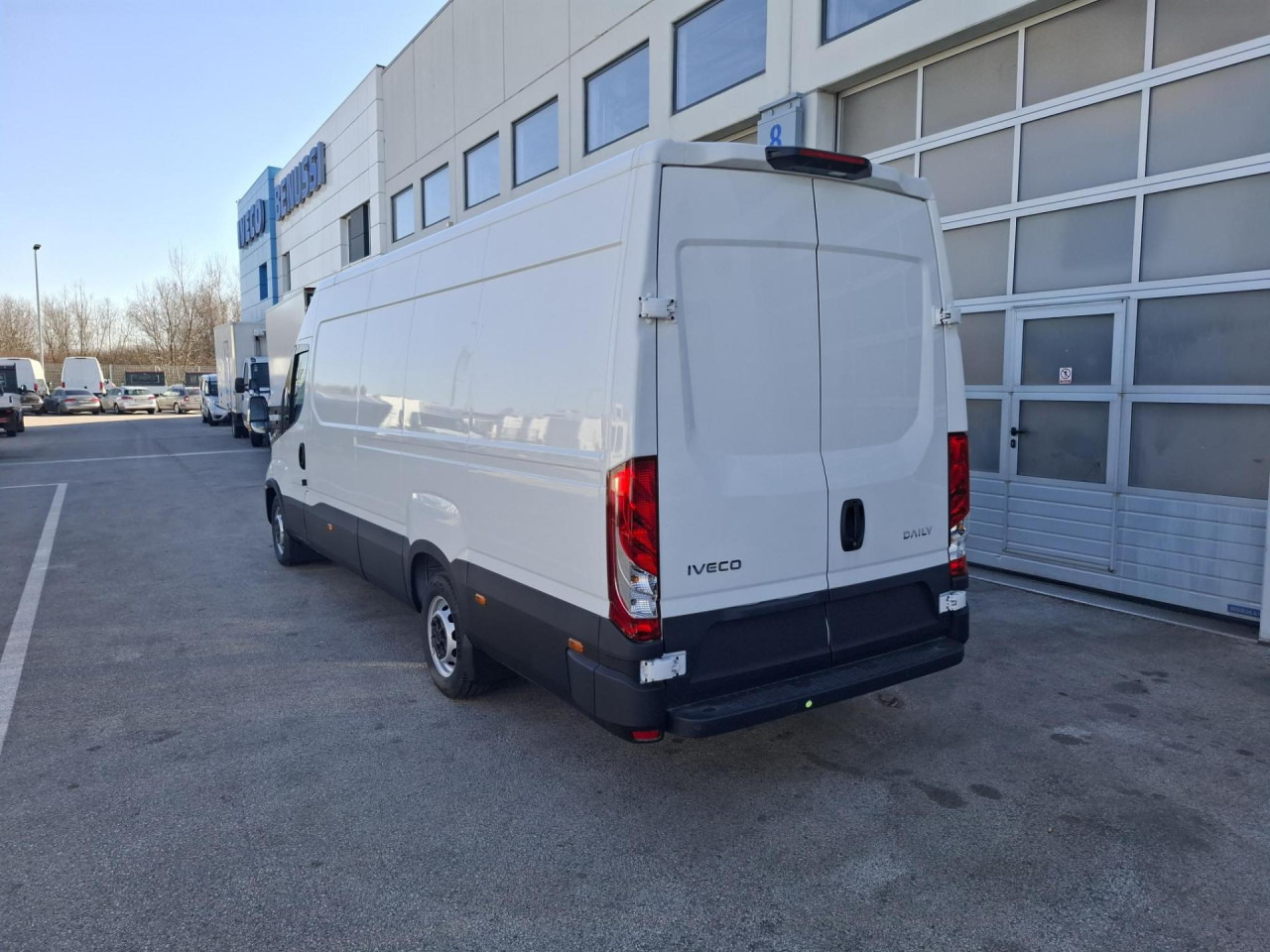 IVECO Daily 35S14V - Van penumpang: gambar 3 IVECO Daily 35S14V - Van penumpang: gambar 3
