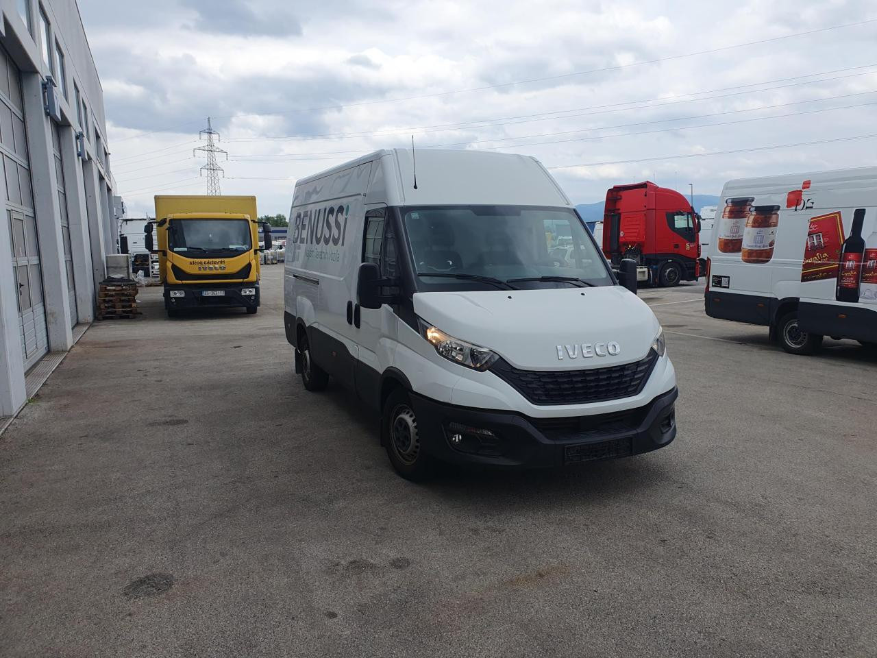 IVECO Daily 35S14V - Van penumpang: gambar 2 IVECO Daily 35S14V - Van penumpang: gambar 2