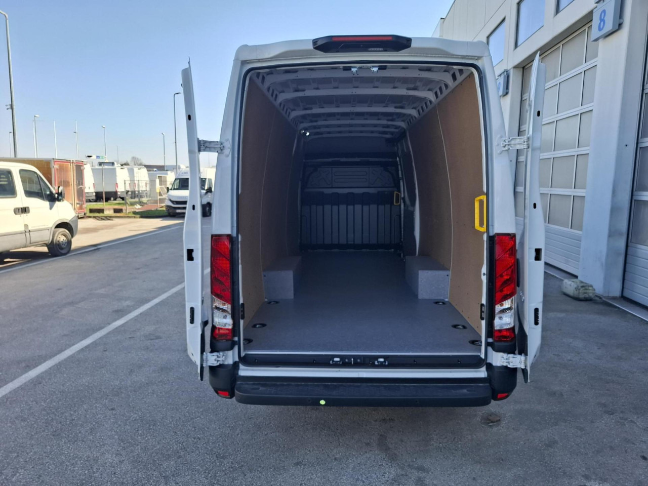 IVECO Daily 35S14V - Van penumpang: gambar 5 IVECO Daily 35S14V - Van penumpang: gambar 5