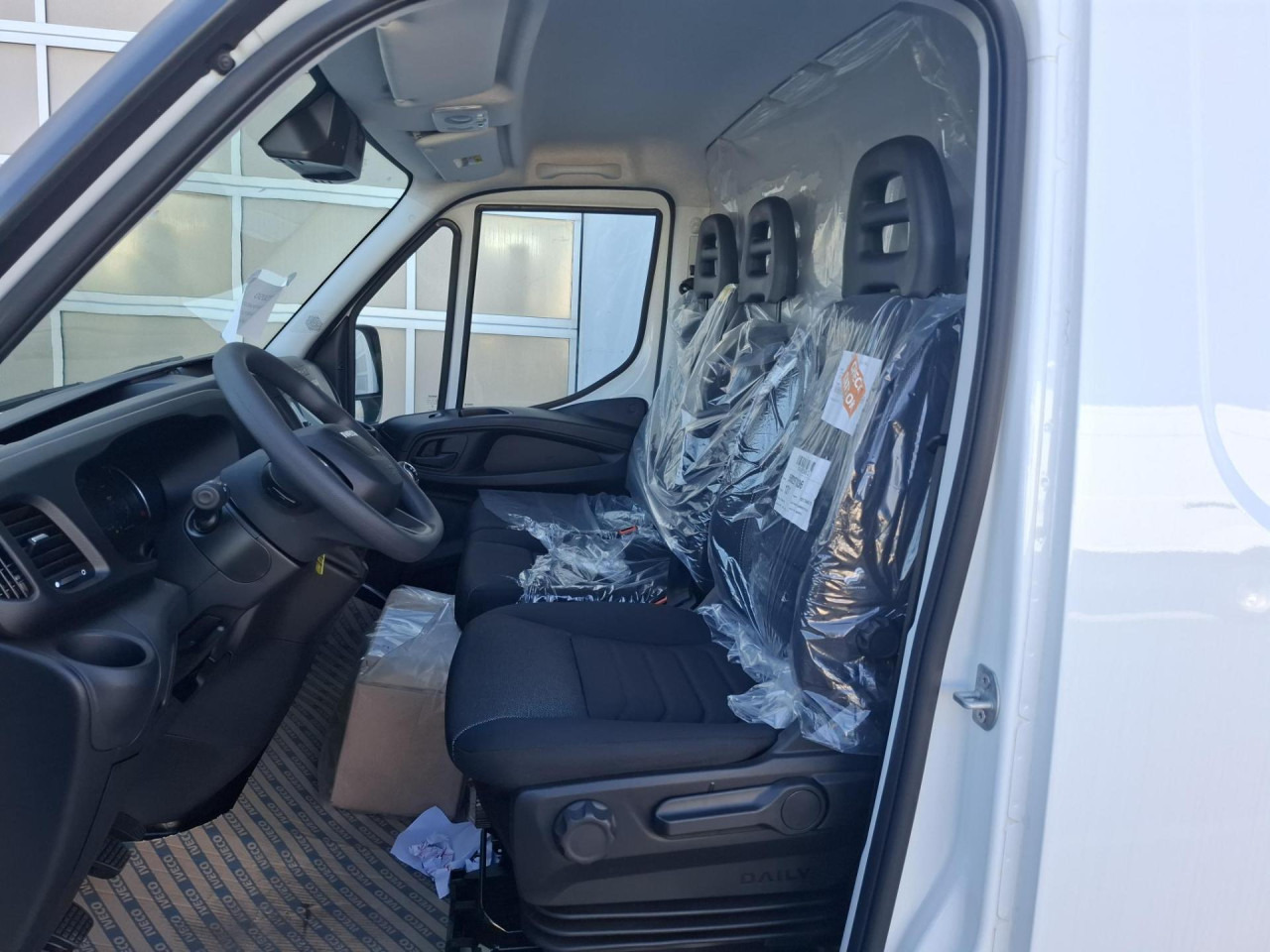 Van penumpang IVECO Daily 35S14V: gambar 6