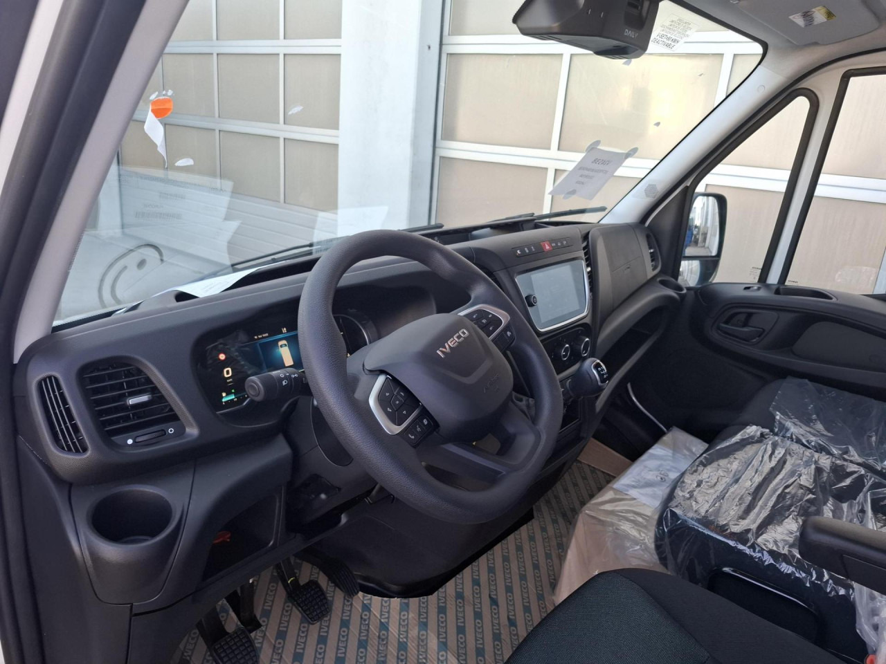 Van penumpang IVECO Daily 35S14V: gambar 7