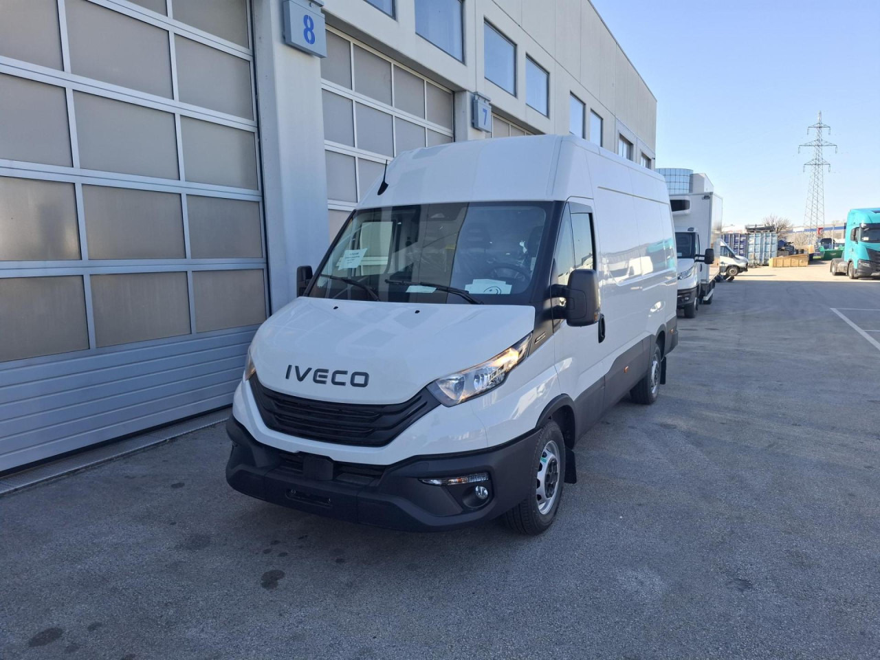 IVECO Daily 35S14V - Van penumpang: gambar 1 IVECO Daily 35S14V - Van penumpang: gambar 1