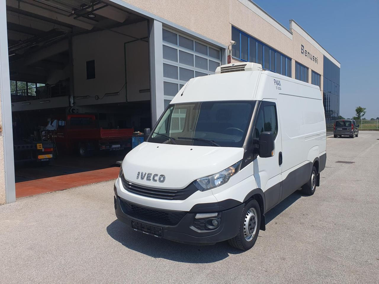 IVECO Daily 35S14V - Van penumpang: gambar 1 IVECO Daily 35S14V - Van penumpang: gambar 1