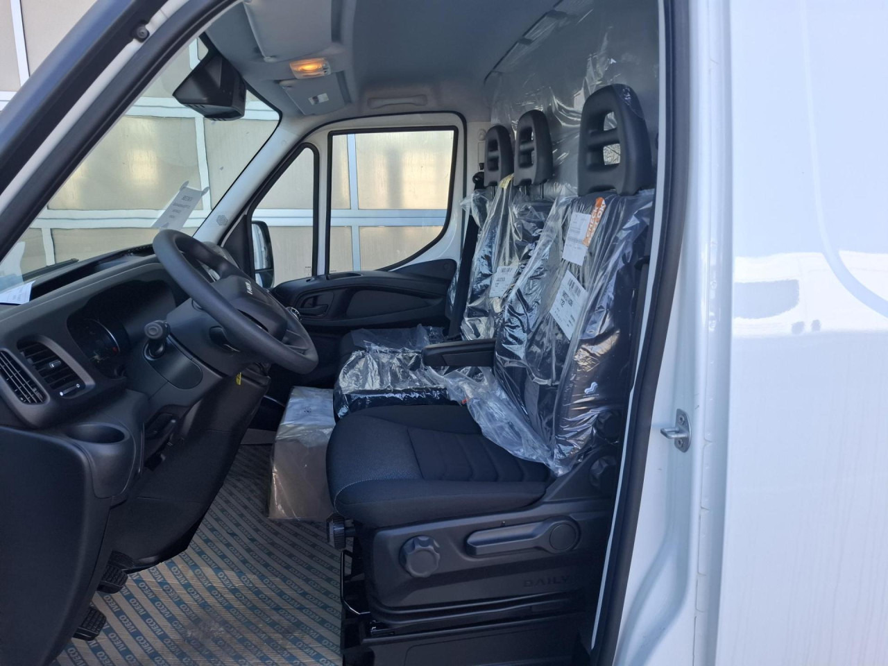 Van penumpang IVECO Daily 35S14V: gambar 6