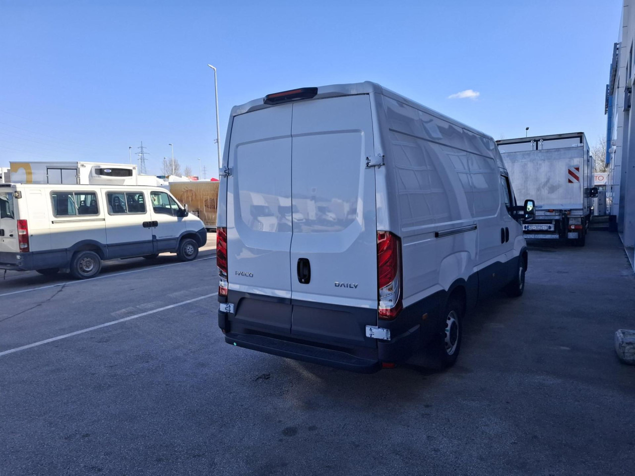 IVECO Daily 35S14V - Van penumpang: gambar 4 IVECO Daily 35S14V - Van penumpang: gambar 4