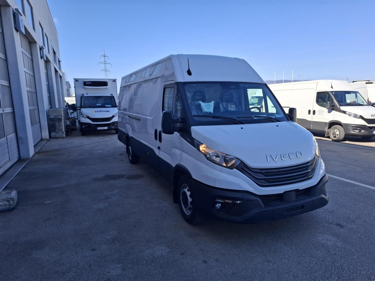IVECO Daily 35S14V - Van penumpang: gambar 2 IVECO Daily 35S14V - Van penumpang: gambar 2
