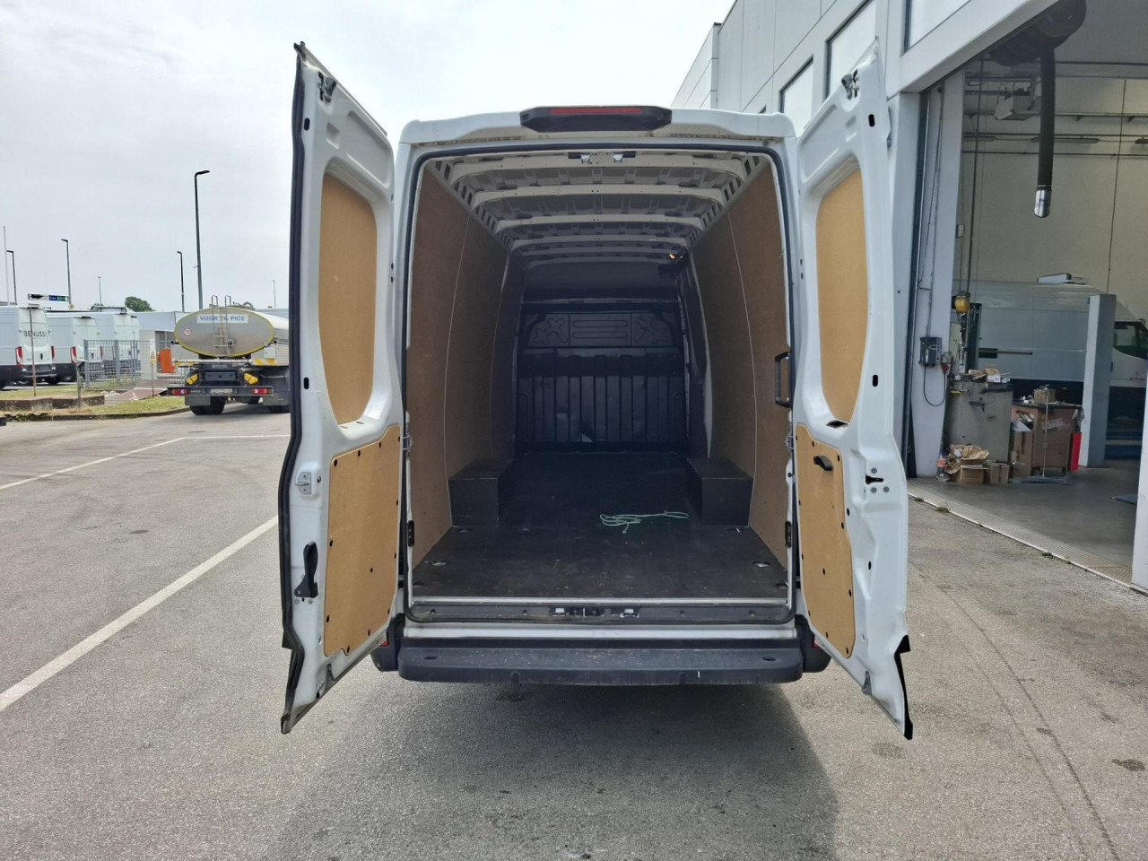 IVECO Daily 35S16V - Van penumpang: gambar 5 IVECO Daily 35S16V - Van penumpang: gambar 5