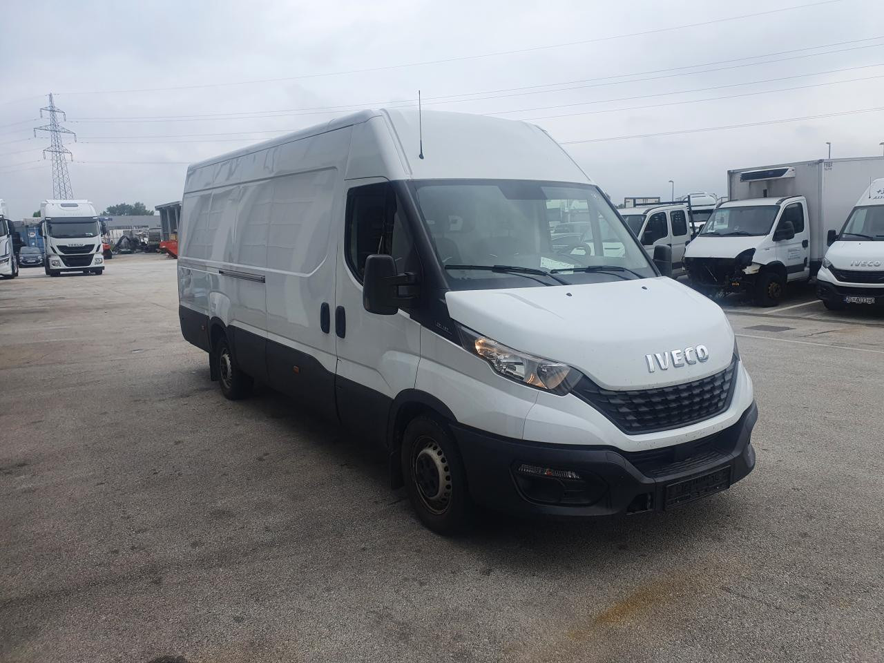 IVECO Daily 35S16V - Van penumpang: gambar 2 IVECO Daily 35S16V - Van penumpang: gambar 2
