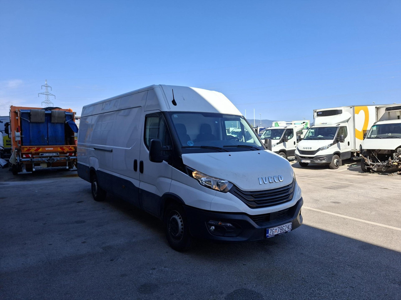 IVECO Daily 35S16V - Van penumpang: gambar 1 IVECO Daily 35S16V - Van penumpang: gambar 1