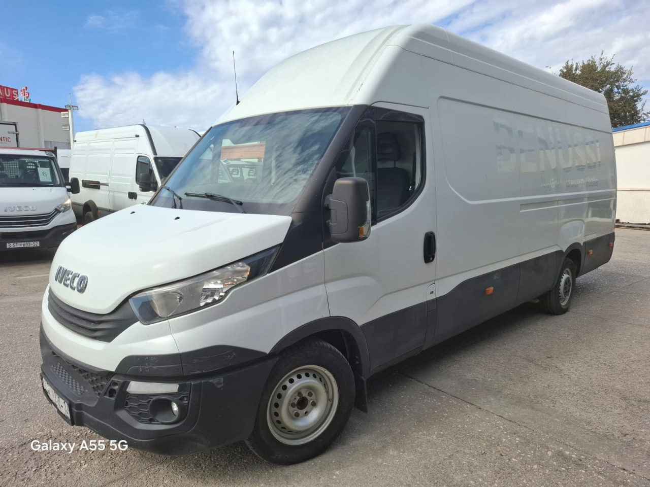 IVECO Daily 35S16V - Van penumpang: gambar 1 IVECO Daily 35S16V - Van penumpang: gambar 1