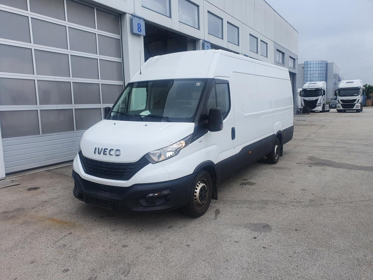IVECO Daily 35S16V - Van penumpang: gambar 1 IVECO Daily 35S16V - Van penumpang: gambar 1