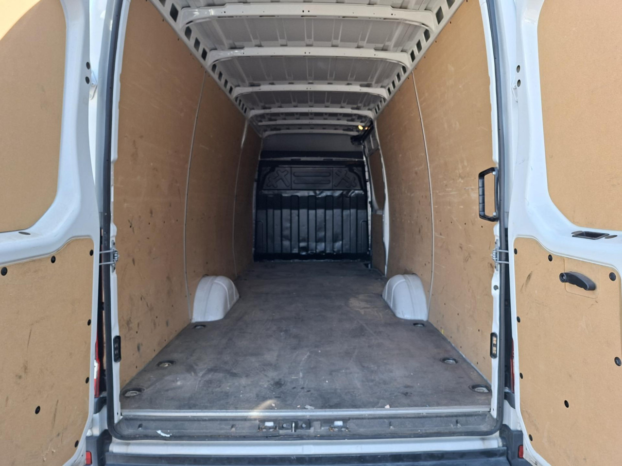 IVECO Daily 35S16V - Van penumpang: gambar 5 IVECO Daily 35S16V - Van penumpang: gambar 5
