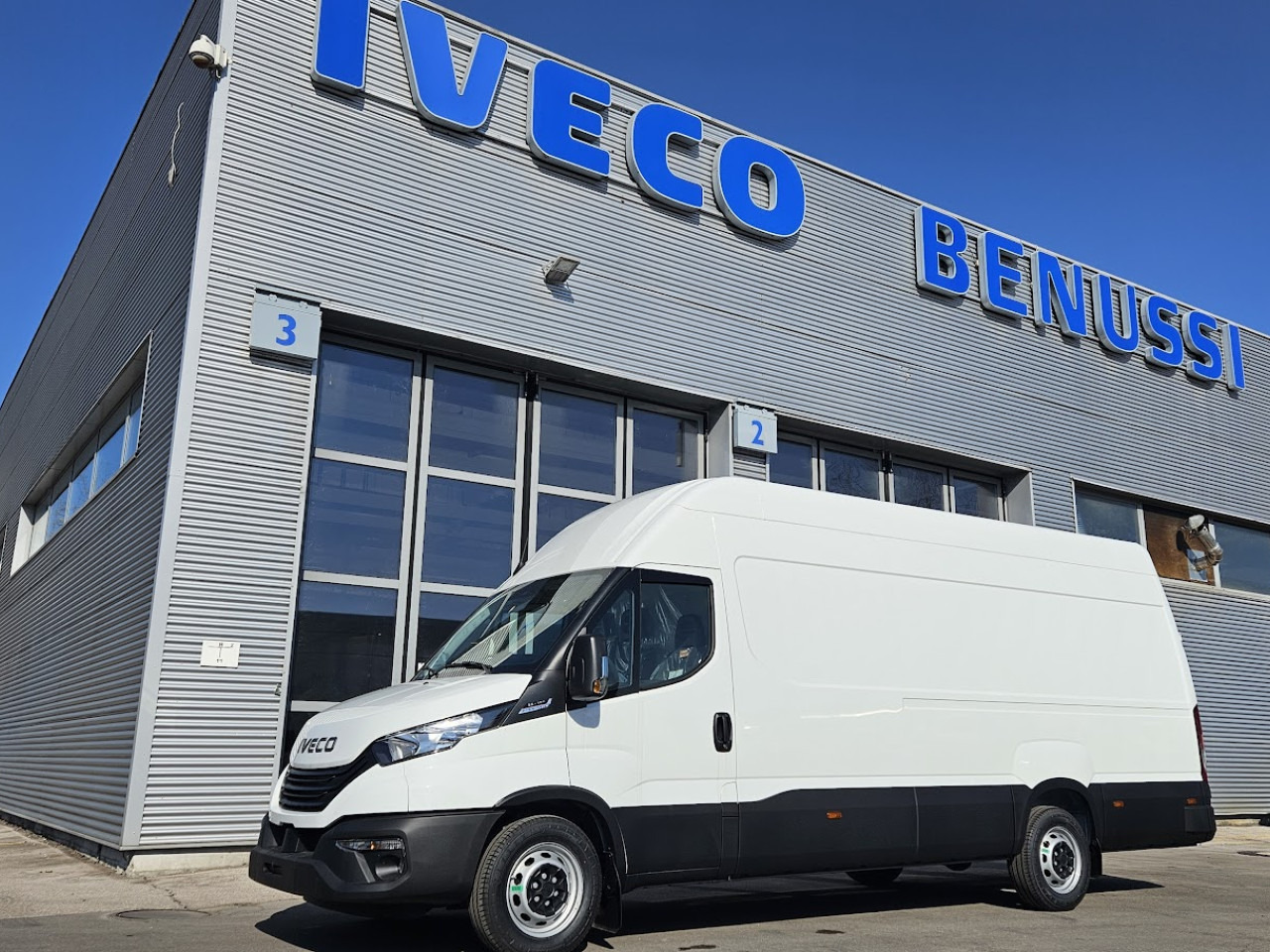 IVECO Daily 35S18H A8 - Van penumpang: gambar 1 IVECO Daily 35S18H A8 - Van penumpang: gambar 1