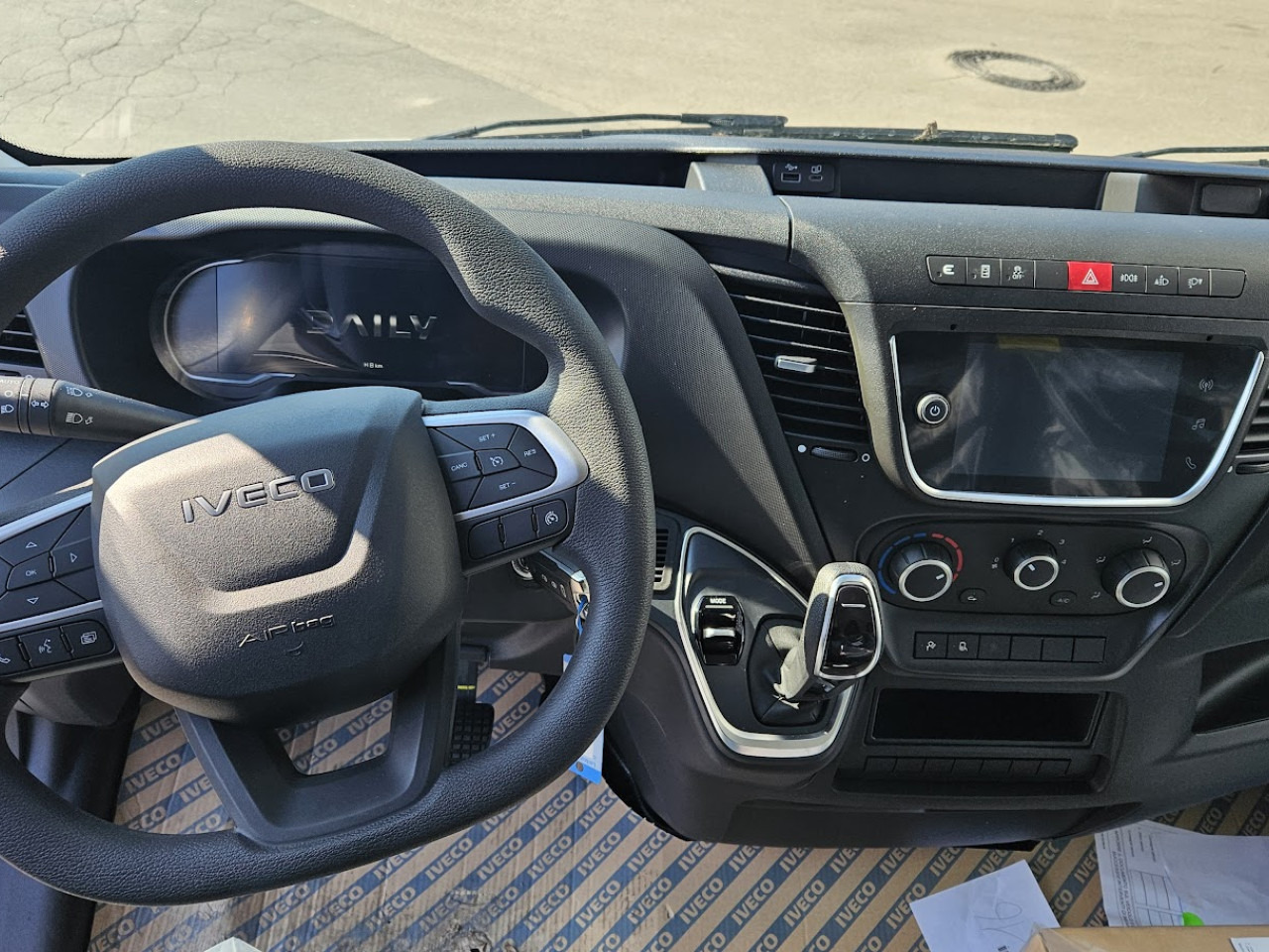 IVECO Daily 35S18H A8 - Van penumpang: gambar 4 IVECO Daily 35S18H A8 - Van penumpang: gambar 4