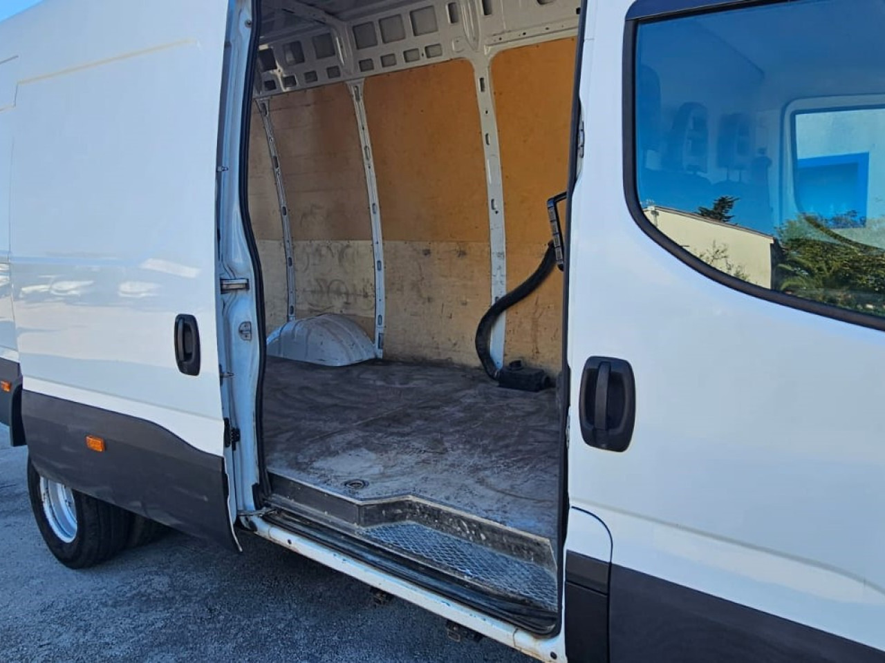 IVECO Daily 65C15 - Van penumpang: gambar 4 IVECO Daily 65C15 - Van penumpang: gambar 4