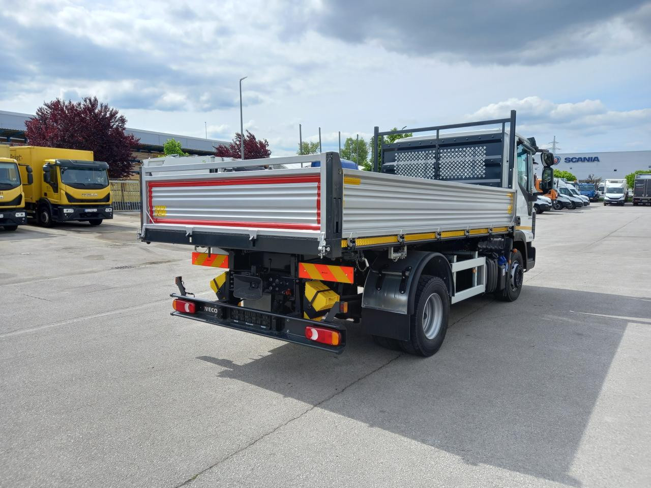 IVECO Eurocargo ML120EL25 - Van jungkit: gambar 4 IVECO Eurocargo ML120EL25 - Van jungkit: gambar 4