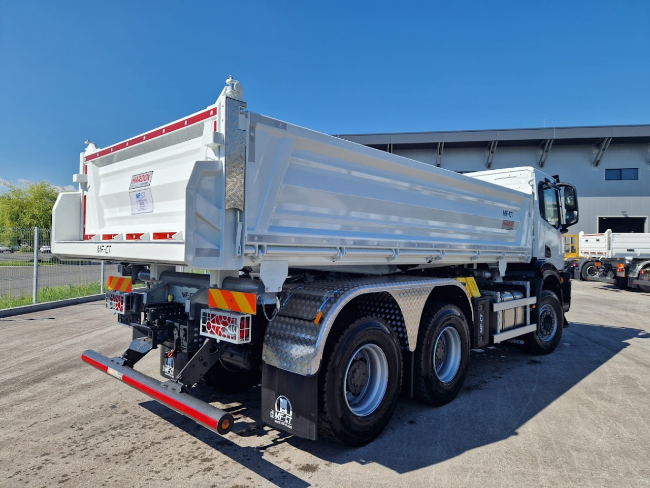 Van jungkit IVECO T-WAY AD380T45: gambar 6