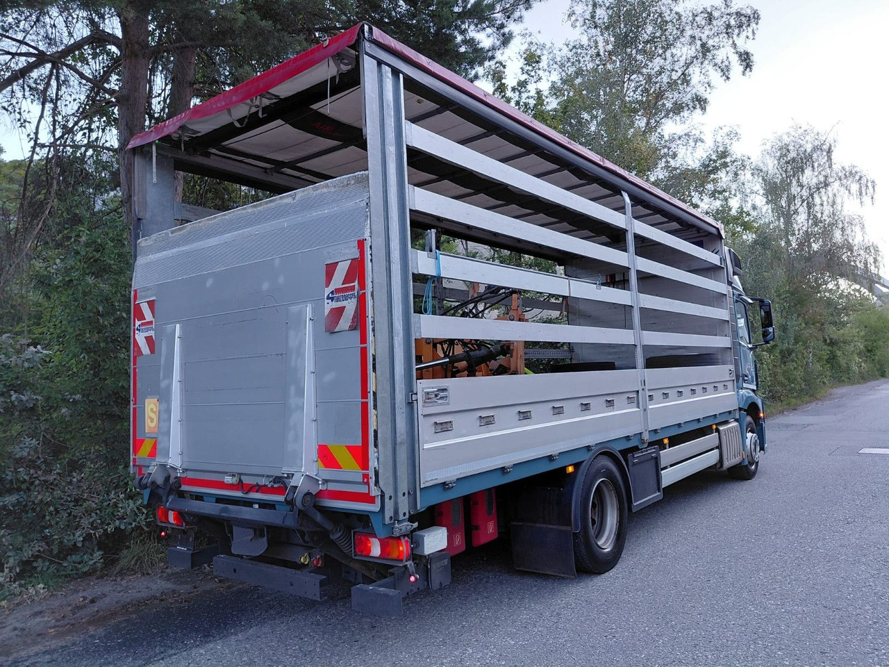 Mercedes-Benz Actros 1836 4x2, E6, Ladebordwand, Fahrschule - Truk dengan terpal samping: gambar 4 Mercedes-Benz Actros 1836 4x2, E6, Ladebordwand, Fahrschule - Truk dengan terpal samping: gambar 4