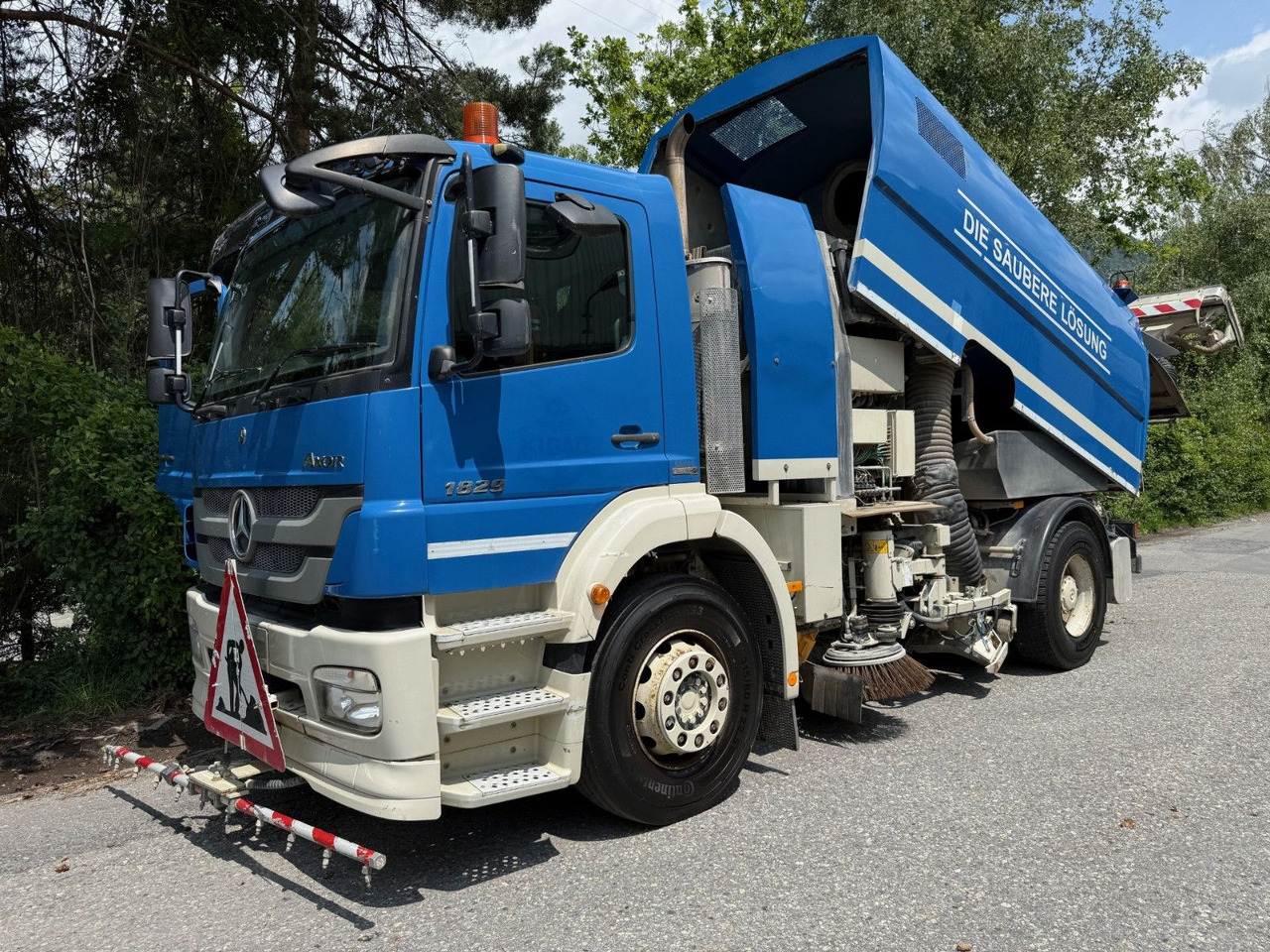 Mercedes-Benz Axor 1829 4x2, E5, EPS, RHD, Faun Kehrmaschine - Penyapu jalan: gambar 1 Mercedes-Benz Axor 1829 4x2, E5, EPS, RHD, Faun Kehrmaschine - Penyapu jalan: gambar 1