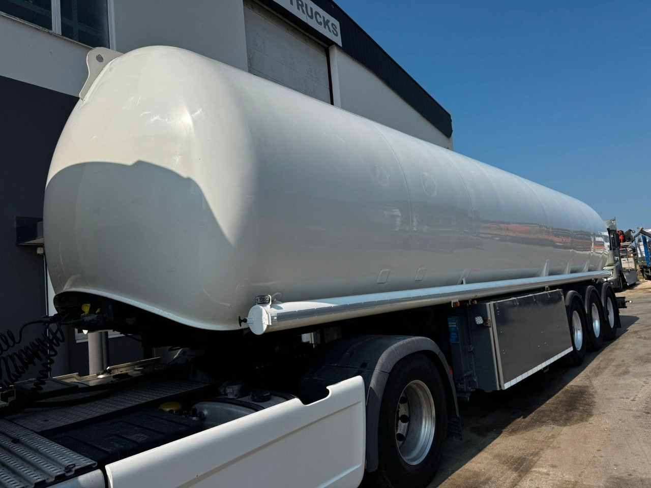 Schrader Treibstoff Diesel/Benzin, 4 Kammern, Sening - Semi-trailer tangki: gambar 1 Schrader Treibstoff Diesel/Benzin, 4 Kammern, Sening - Semi-trailer tangki: gambar 1