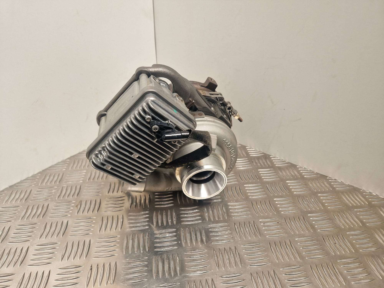 BorgWarner BV55 turbo 320/06178 JCB turbocharger - Suku Cadang Mesin untuk Peralatan konstruksi: gambar 2 BorgWarner BV55 turbo 320/06178 JCB turbocharger - Suku Cadang Mesin untuk Peralatan konstruksi: gambar 2