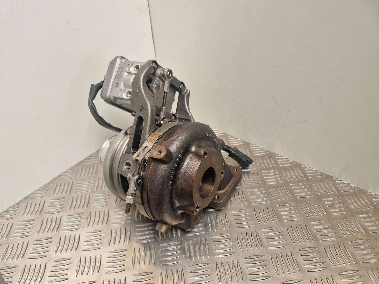 BorgWarner BV55 turbo 320/06178 JCB turbocharger - Suku Cadang Mesin untuk Peralatan konstruksi: gambar 1 BorgWarner BV55 turbo 320/06178 JCB turbocharger - Suku Cadang Mesin untuk Peralatan konstruksi: gambar 1