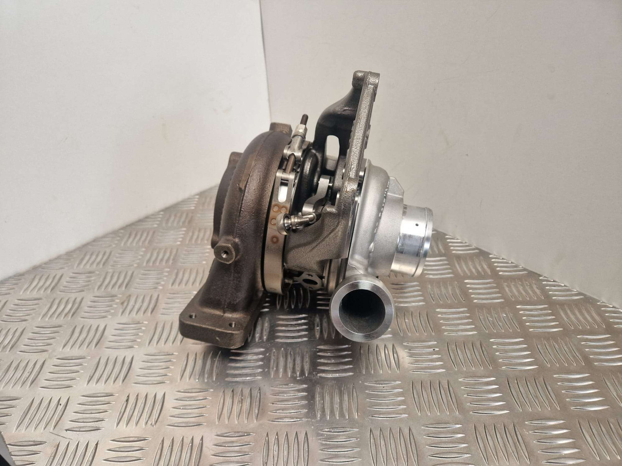 BorgWarner BV55 turbo charger JCB turbocharger - Suku Cadang Mesin untuk Peralatan konstruksi: gambar 2 BorgWarner BV55 turbo charger JCB turbocharger - Suku Cadang Mesin untuk Peralatan konstruksi: gambar 2
