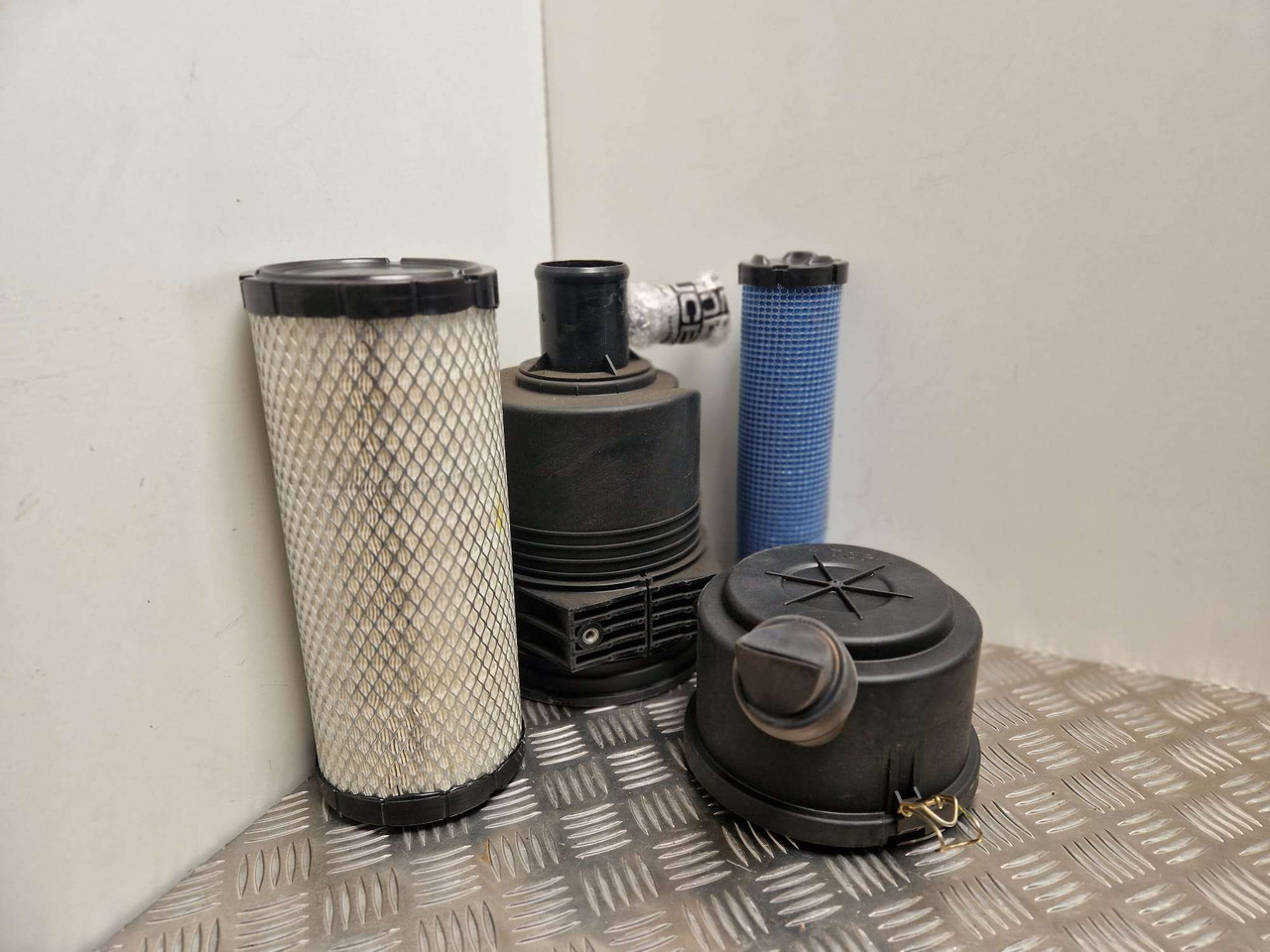 Donaldson air filter assembly JCB - Suku Cadang Mesin untuk Peralatan konstruksi: gambar 1 Donaldson air filter assembly JCB - Suku Cadang Mesin untuk Peralatan konstruksi: gambar 1