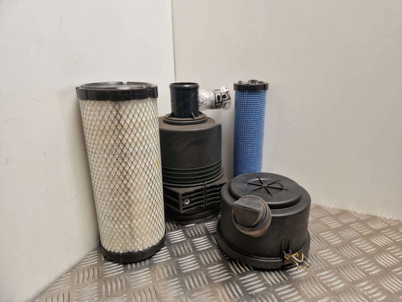 Donaldson air filter assembly JCB - Suku Cadang Mesin untuk Peralatan konstruksi: gambar 3 Donaldson air filter assembly JCB - Suku Cadang Mesin untuk Peralatan konstruksi: gambar 3