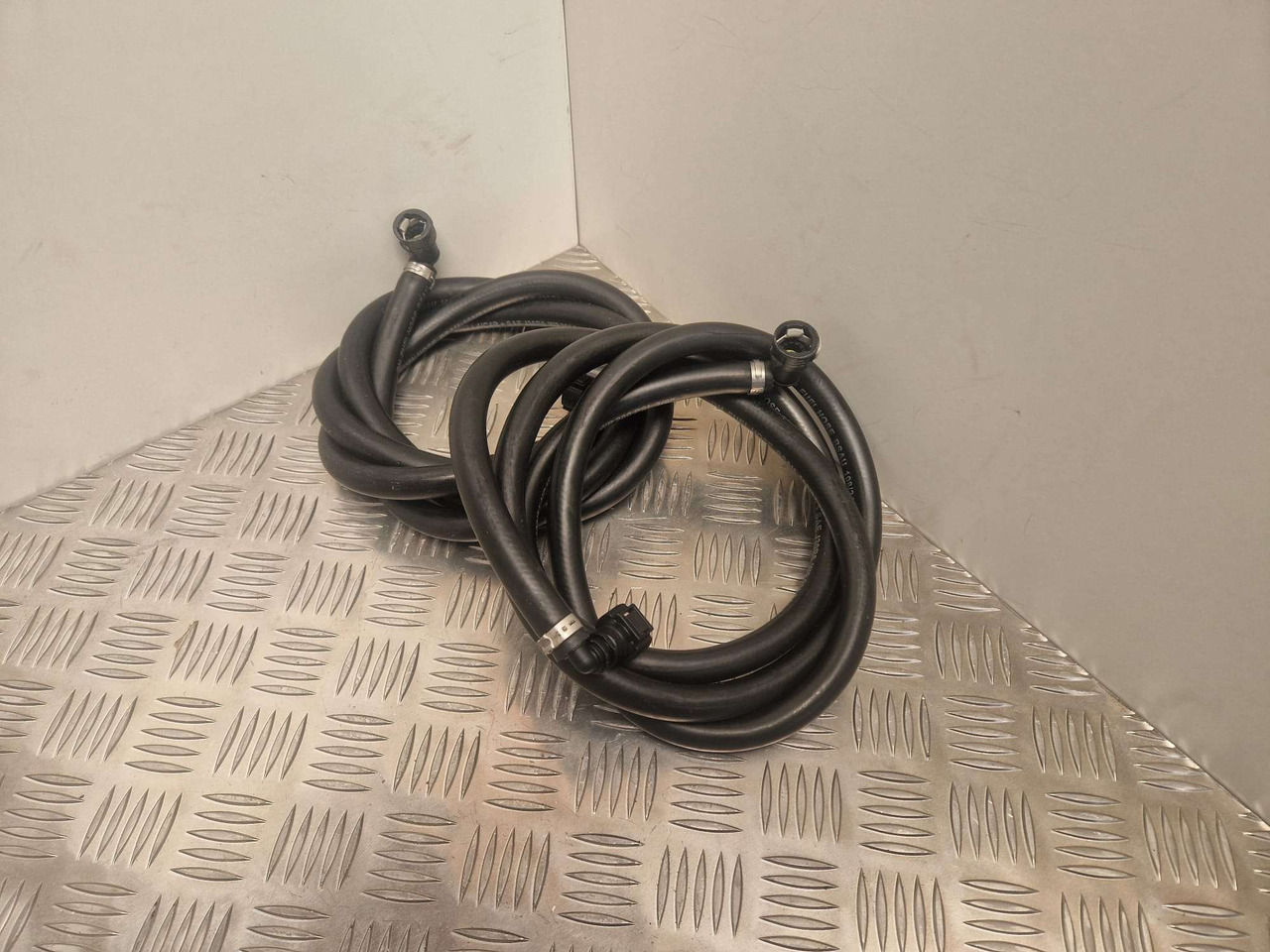 JCB fuel hose pair 649/52147 Engine filter - Suku Cadang Mesin untuk Peralatan konstruksi: gambar 1 JCB fuel hose pair 649/52147 Engine filter - Suku Cadang Mesin untuk Peralatan konstruksi: gambar 1