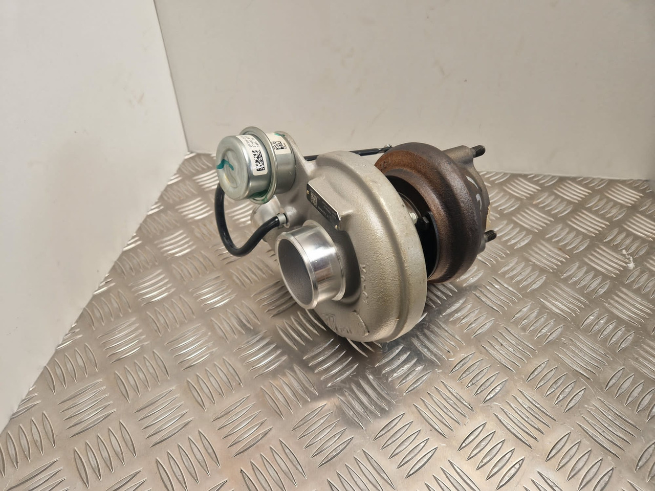 JCB turbocharger 320/06049 Garrett Turbo 762932-02 - Suku Cadang Mesin untuk Peralatan konstruksi: gambar 4 JCB turbocharger 320/06049 Garrett Turbo 762932-02 - Suku Cadang Mesin untuk Peralatan konstruksi: gambar 4