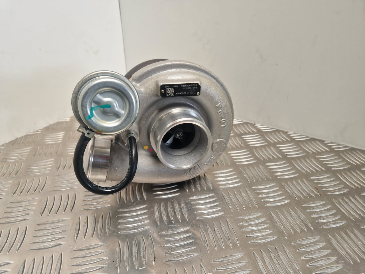 JCB turbocharger 320/06049 Garrett Turbo 762932-02 - Suku Cadang Mesin untuk Peralatan konstruksi: gambar 2 JCB turbocharger 320/06049 Garrett Turbo 762932-02 - Suku Cadang Mesin untuk Peralatan konstruksi: gambar 2