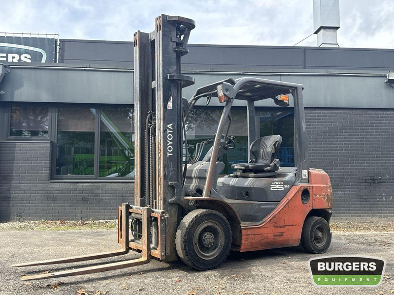 Toyota 8FDF25 - Forklift diesel: gambar 1 Toyota 8FDF25 - Forklift diesel: gambar 1